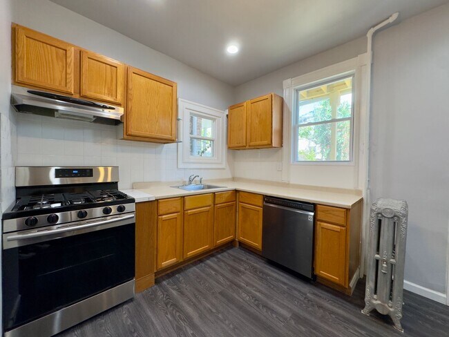 Building Photo - Charming 3 Bedroom/2 Bathroom Apartment in...