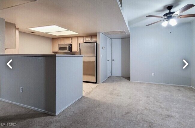 Foto del edificio - 8070 W Russell Rd