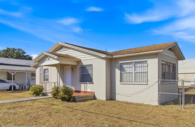 Photo - 1901 W La Salle St House