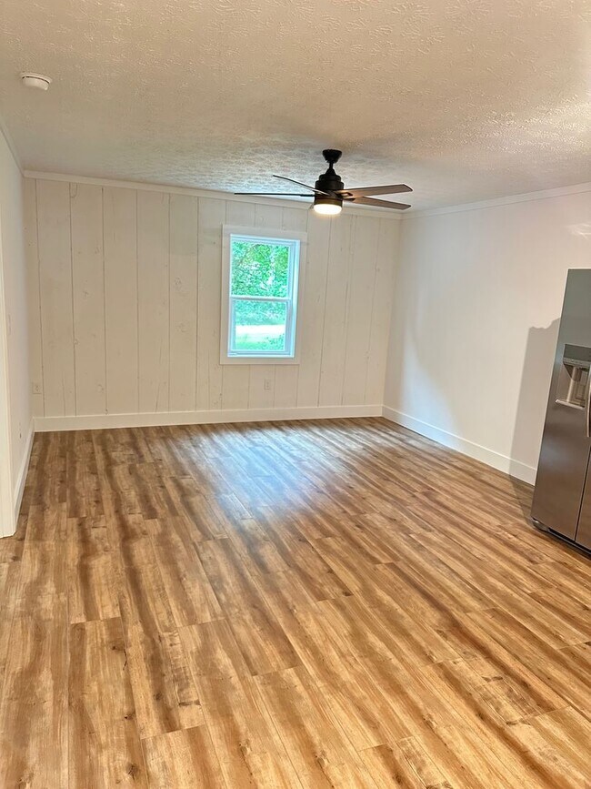 Building Photo - Remodeled Detached Above-Garage Hull Apart...