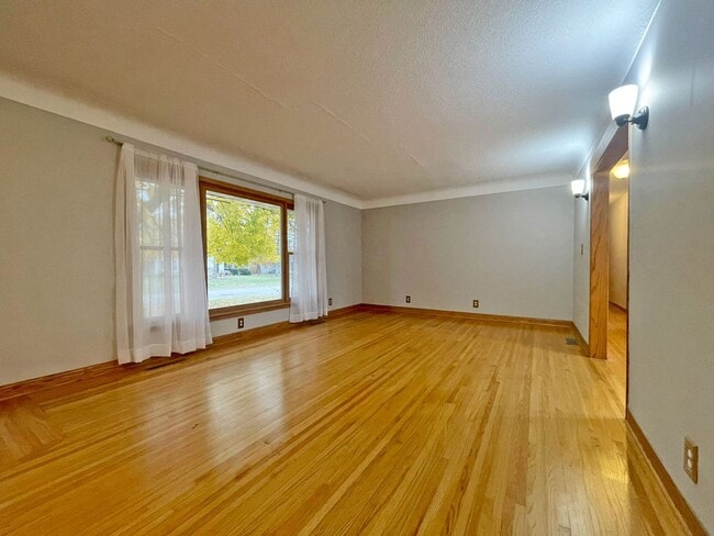 Building Photo - 3 Plus BR Sparkling Lakeshore Home with Two Kitchens, Fireplace, Huge Deck and is Pet Friendly!