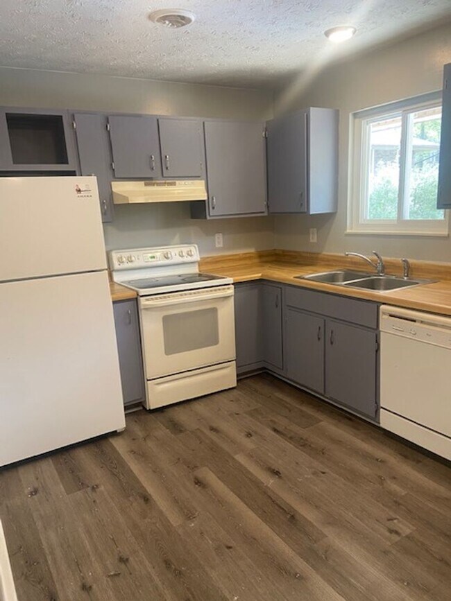 Foto del edificio - Strawberry Plains 37871 - 2 bedroom, 1 bath Second Floor Apartment - Call Linda Meese (865) 591-6004