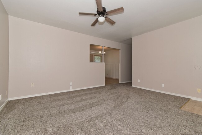 Building Photo - 1304 Skyline Dr