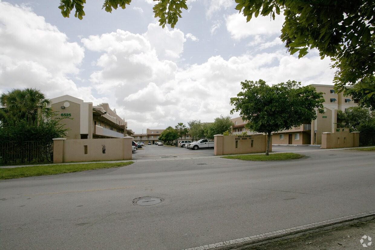 Niki's Point Apartments in Hialeah, FL