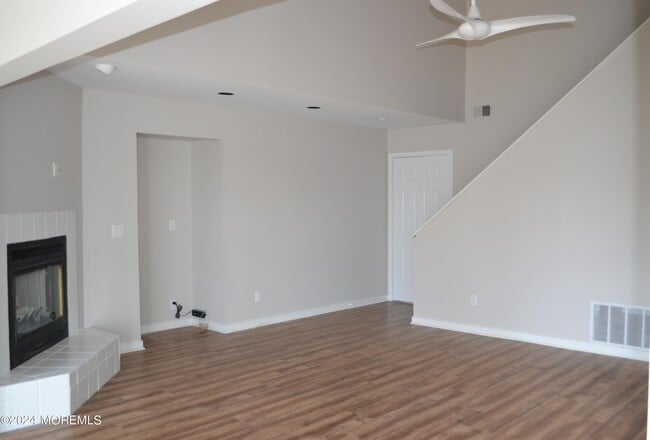Building Photo - 222 Waters Edge Dr
