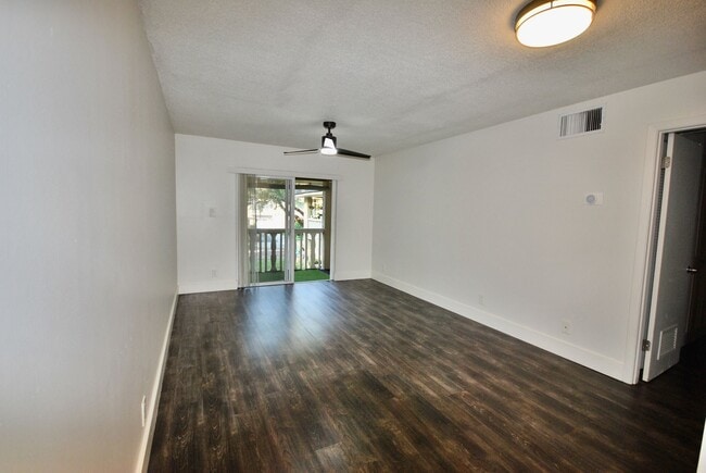 Photo - 637 Harwood St Apartment