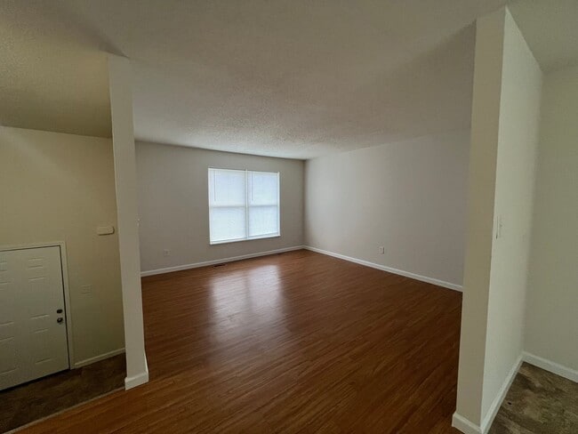 Foto del edificio - Spacious 4 bedroom Home conveniently locat...