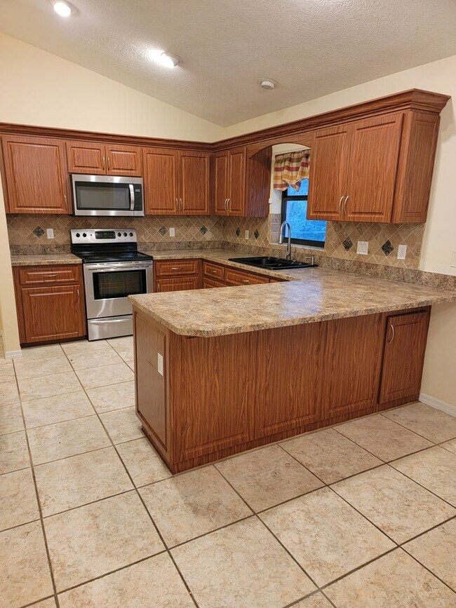 Building Photo - Magnificent 3/2/2 Pool Home in Citrus Hill...
