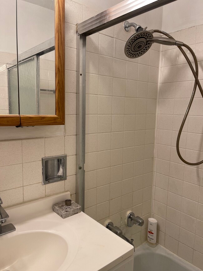Bathroom1 - 4939 S Dorchester Ave