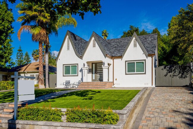 Foto del edificio - 2305 E Glenoaks Blvd