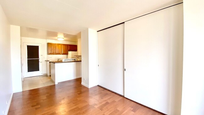 Foto del edificio - IDEALLY LOCATED 1 BED 1 BATH with 1 PARKIN...