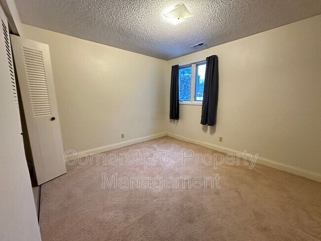 Building Photo - 454 N 27th St