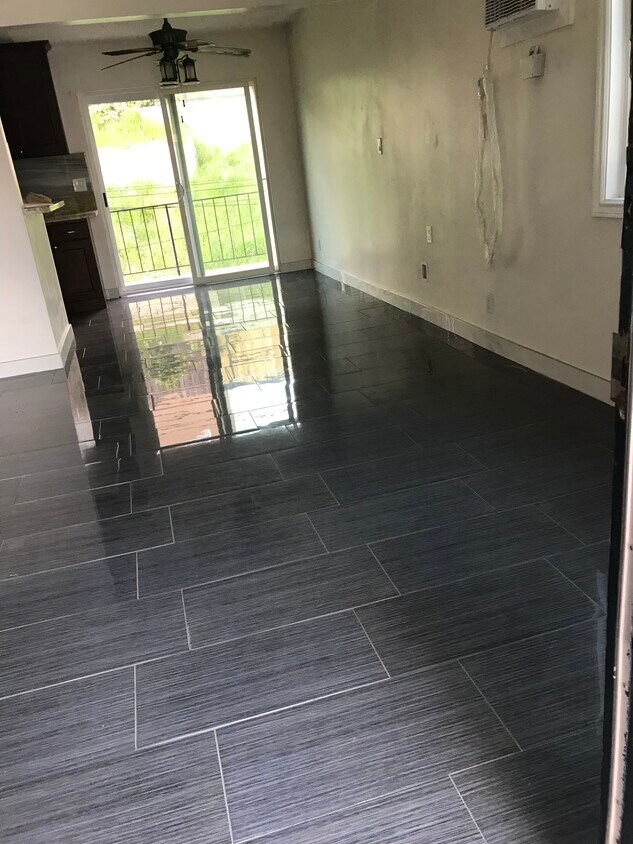 Entryway View - 207 Mooney Dr