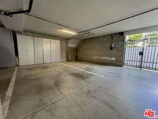 Building Photo - 805 N W Knoll Dr