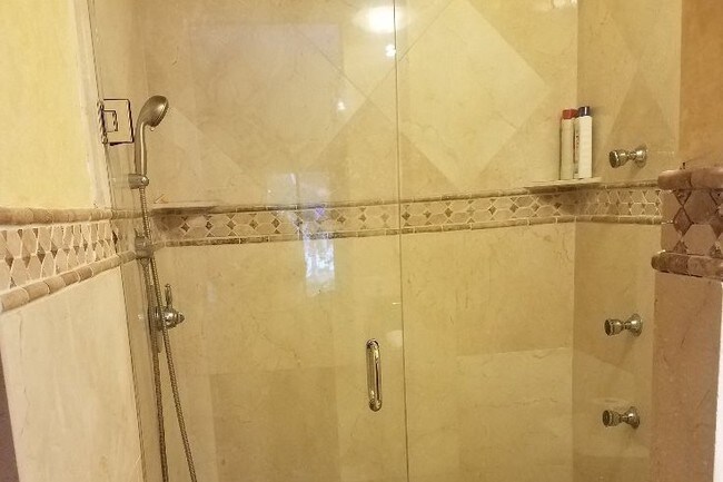 Ducha principal de mármol, ducha de lluvia, chorros corporales - 5200 E Club Cir