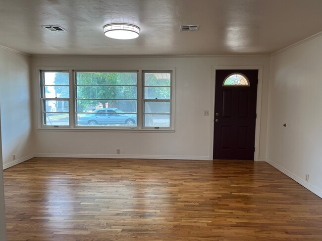 living room - 607 E Oklahoma Ave