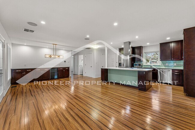 Foto del edificio - Spacious Home with Fenced Yard and Washer/...
