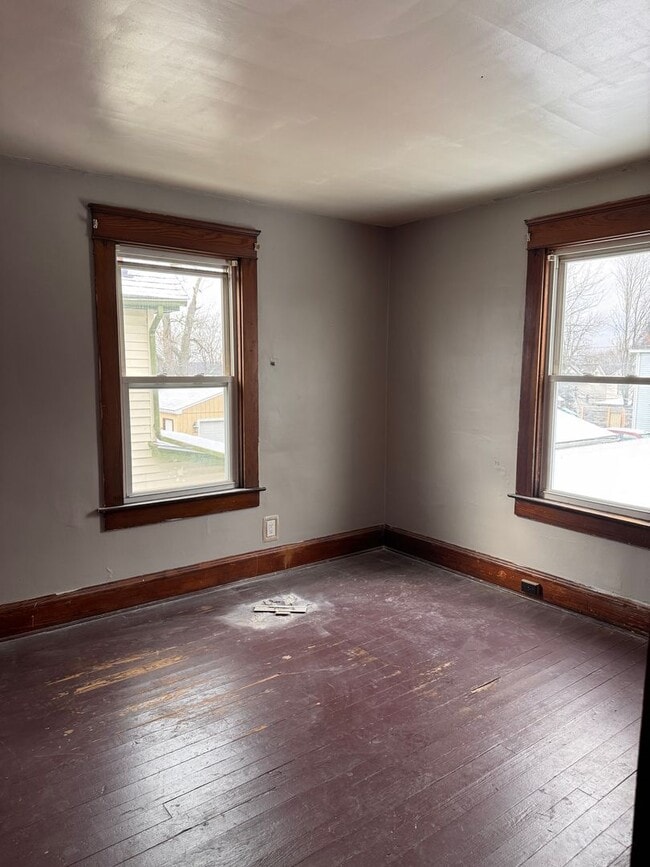 Building Photo - 925 Winslow Ave