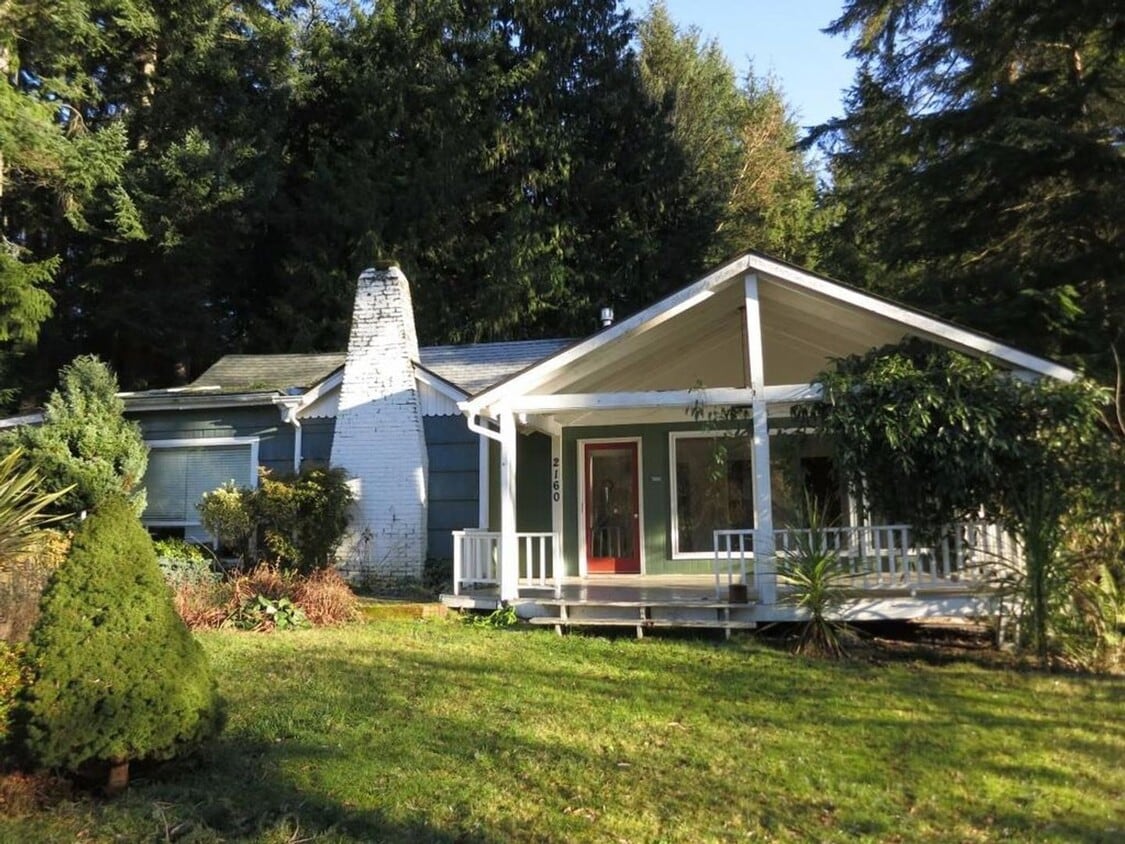Primary Photo - Quaint Cottage Feel Waterfront Home