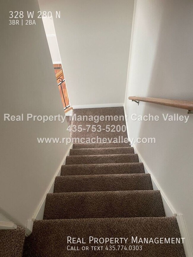 Building Photo - Beautiful 3 Br. Townhome located in Provid...