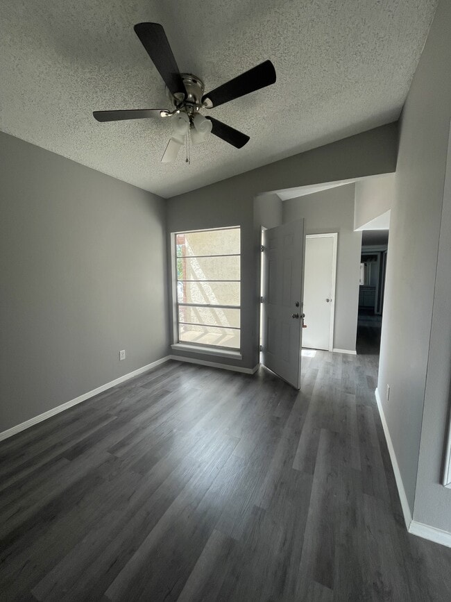 Foto del edificio - 11217 Les Peterson Ln