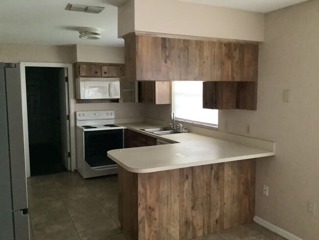 Building Photo - Three Bedroom Two Bathroom Home Available ...