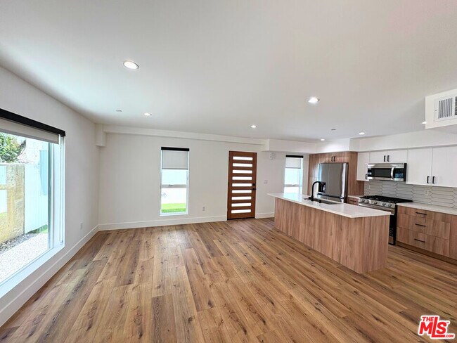 Foto del edificio - 4454 Clinton St