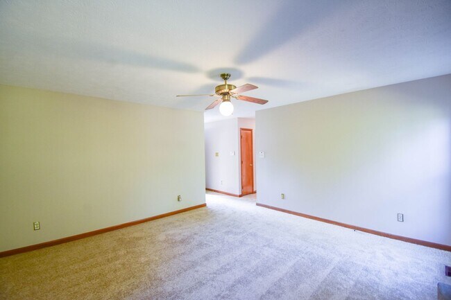 Foto del edificio - 3 Bedroom 2 Bathroom- New Carpet and Paint...