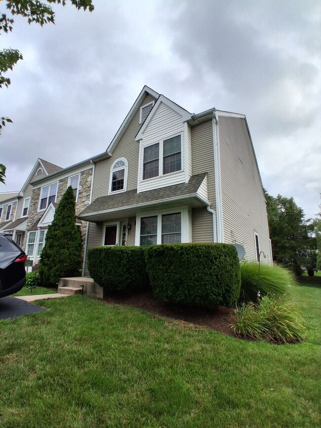 Building Photo - 660 Longwood Rd