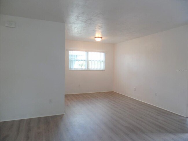 Foto del edificio - 1240 70th St N