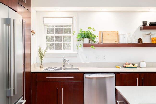 Foto del edificio - Charleston Three Bedroom Condo on East Bay...