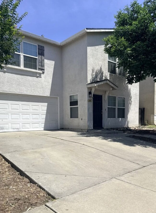 Building Photo - Don’t Miss Out on this 3/2.5 home