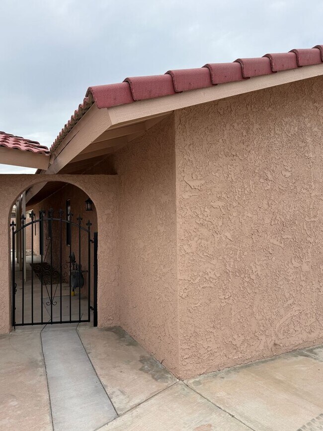 Building Photo - Duplex 2/2/1 - Long term - unfurnished