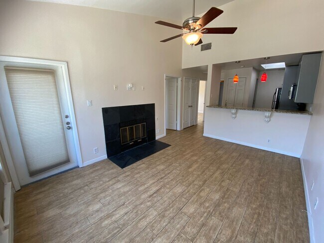 Building Photo - UT PRE-LEASE: 2 BR / 1 BA West Campus Cond...