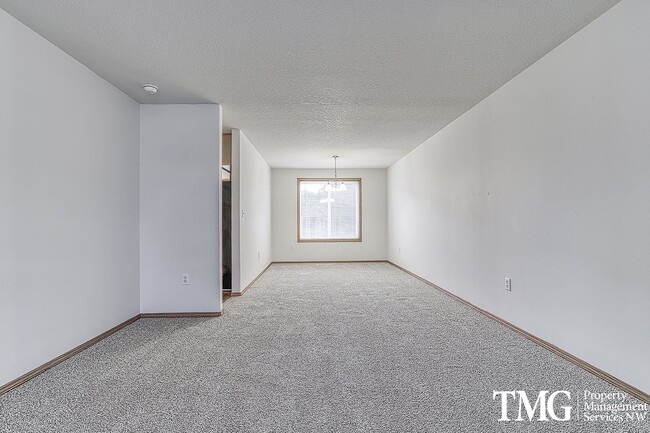 Building Photo - Spacious 5 Bedroom Home in Desirable East ...