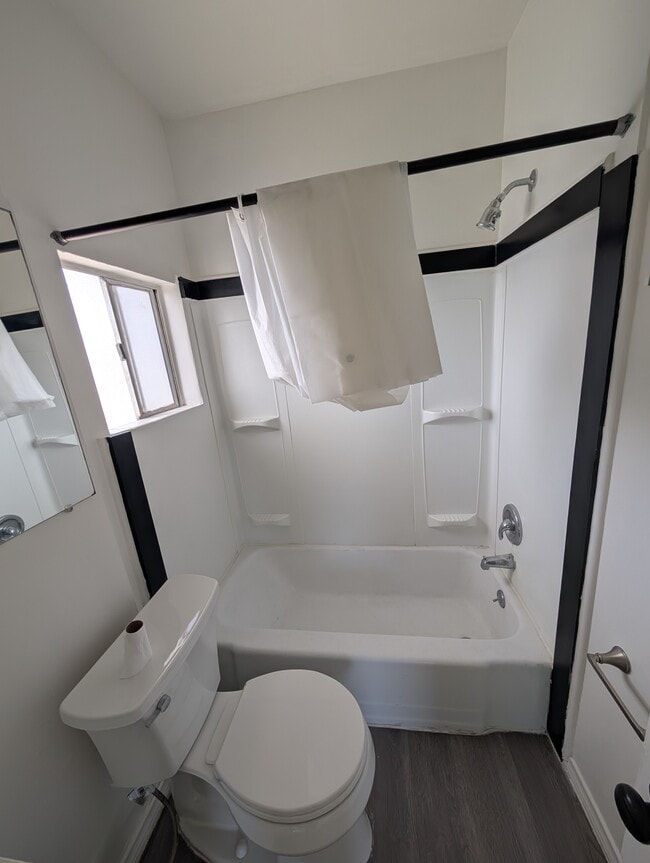 Building Photo - 208 D Ave