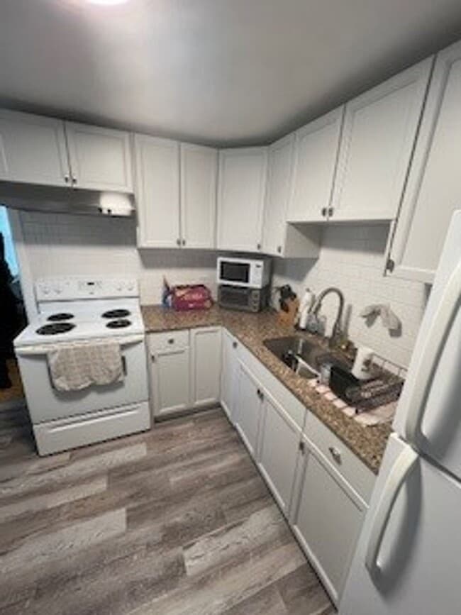 Building Photo - Charming 2 Bedroom Upper