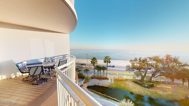 Building Photo - 2228 Beach Dr