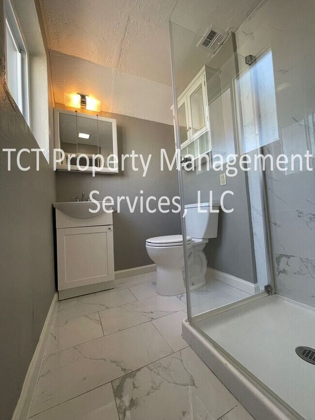 Building Photo - Great location with Private Oasis!