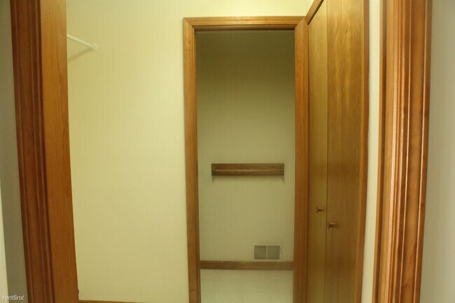 Foto del edificio - 3 br, 2.5 bath Duplex - 6218 Loretta Ln