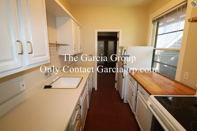 Photo - 1407 SW Hall St Apartment
