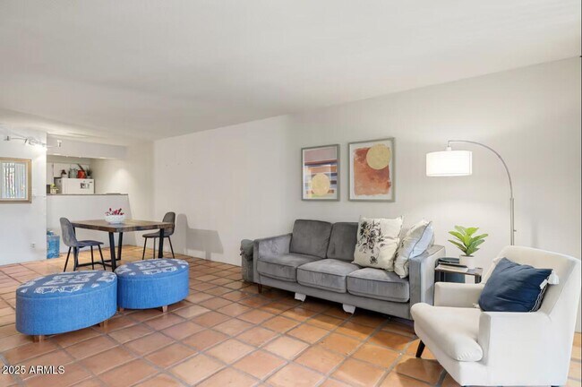 Foto del edificio - 7625 E Camelback Rd
