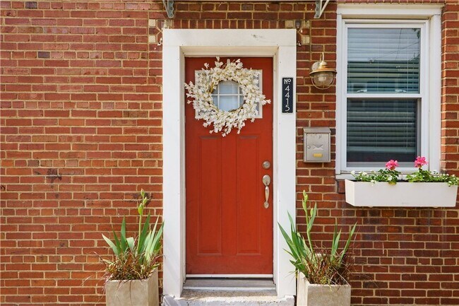 Foto del edificio - *Beautifully Updated 1BD/1BA Townhouse Ava...