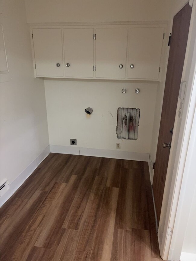 Foto del edificio - New Price!! Spacious 4-Bedroom Home with 2...