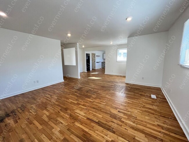 Building Photo - 1202 Greenwood Rd