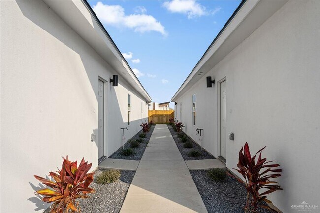 Building Photo - 18 N Onyx Ave