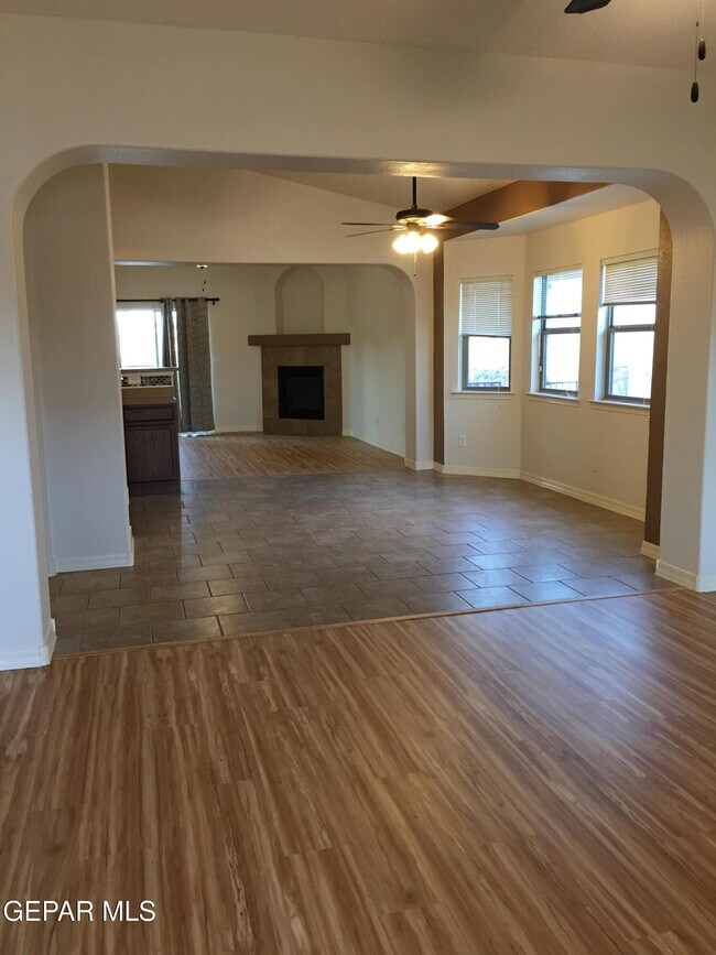 Building Photo - 14345 Apache Point Dr