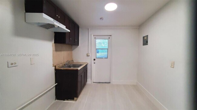 Foto del edificio - 841 NW 12th Ave