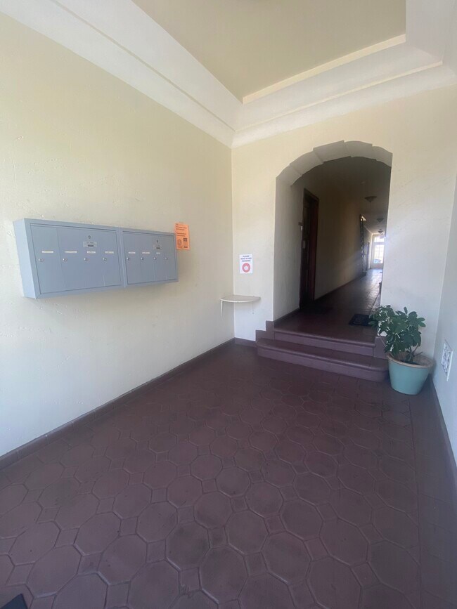 Área del vestíbulo/buzón - 501 N Spaulding Ave