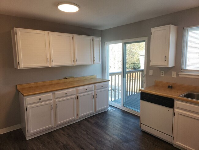 Building Photo - Rockrimmon 4 bed, 2 bath, 2 car with fence...